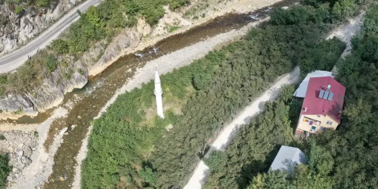 Minareyi görenler şaşkınlıklarını gizleyemiyor