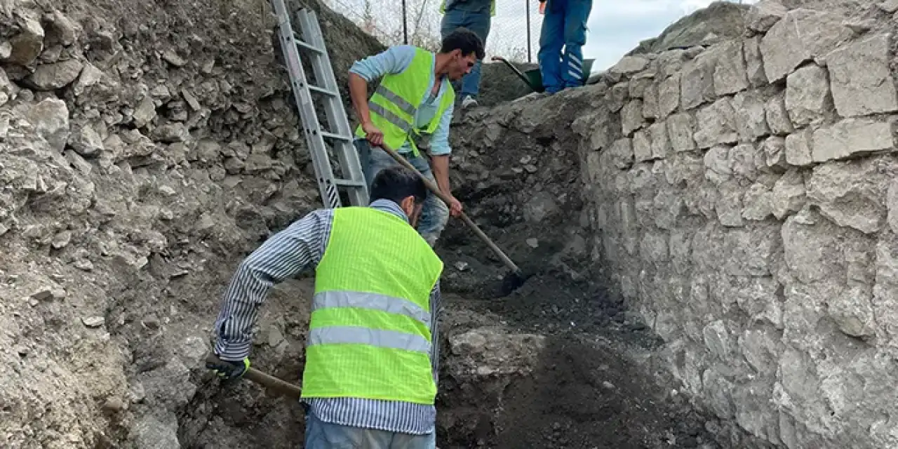 Gümüşhane'de Roma döneminden kalma mezarlıkta kazı çalışması yapıldı