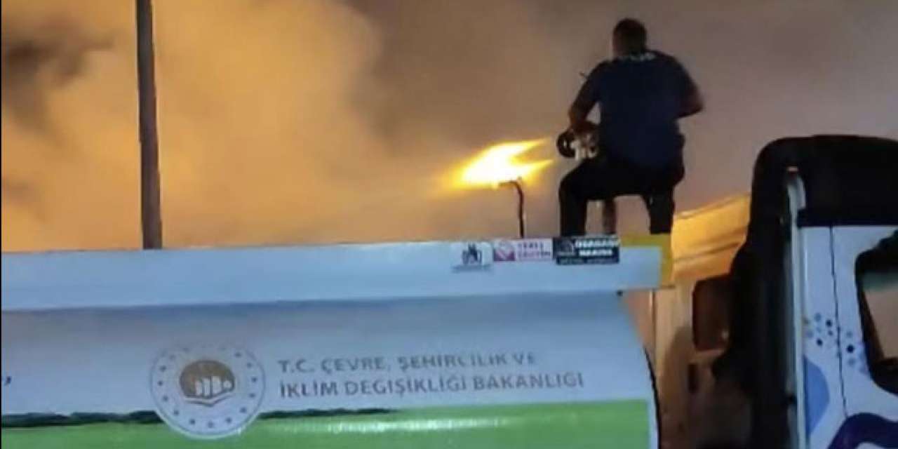 Samsun’da alev alan kamyonu polis sulama tankeriyle söndürdü