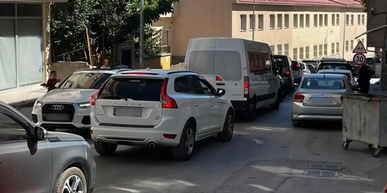 Bayburt’ta kaldırımlar otoparka döndü!