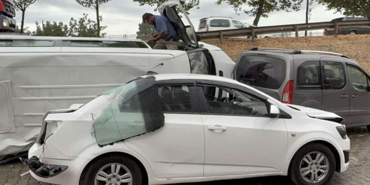 Samsun’da minibüs devrildi! Üç araç birbirine girdi