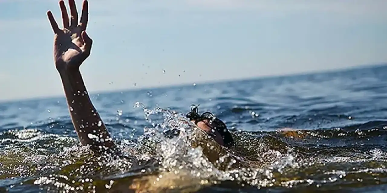 Denize giren 2 genç bir daha geri çıkamadı!