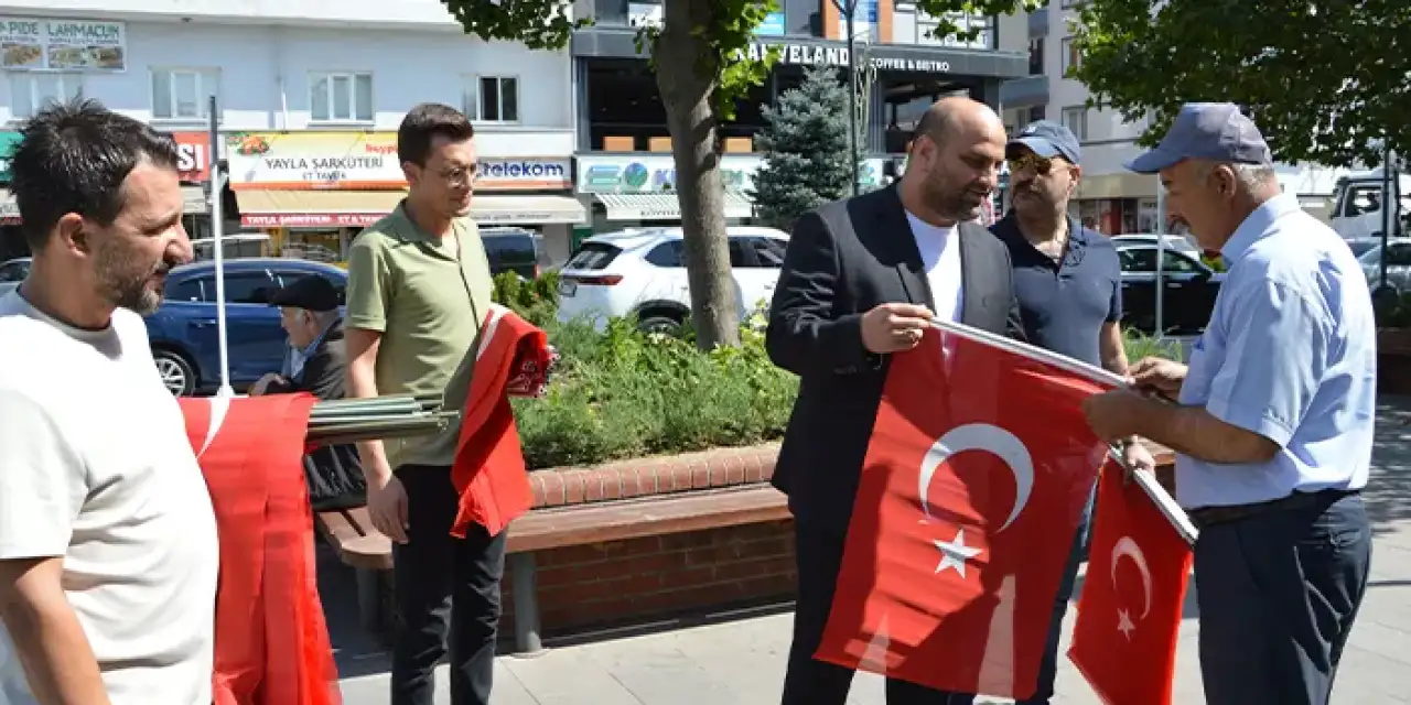 MHP Havza İlçe Başkanlığı halka Türk bayrağı dağıttı