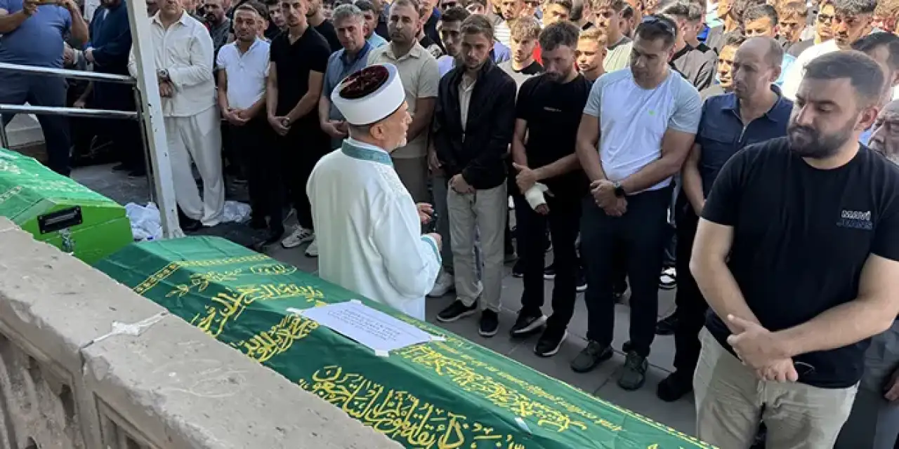 Deniz'de boğulan 2 arkadaş son yolculuğuna uğurlandı!