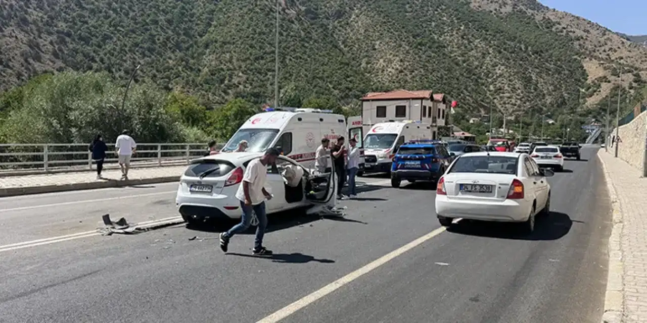 Gümüşhane'de facia kaza! 2 otomobil çarpıştı