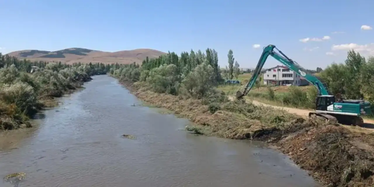 Bayburt'ta dere yatakları temizleniyor!