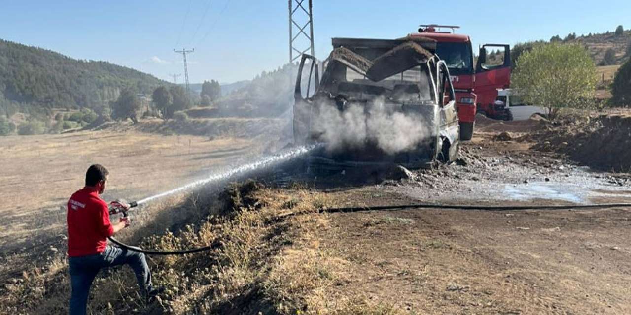 Giresun’da kamyonet alev aldı! Kullanılamaz hale geldi