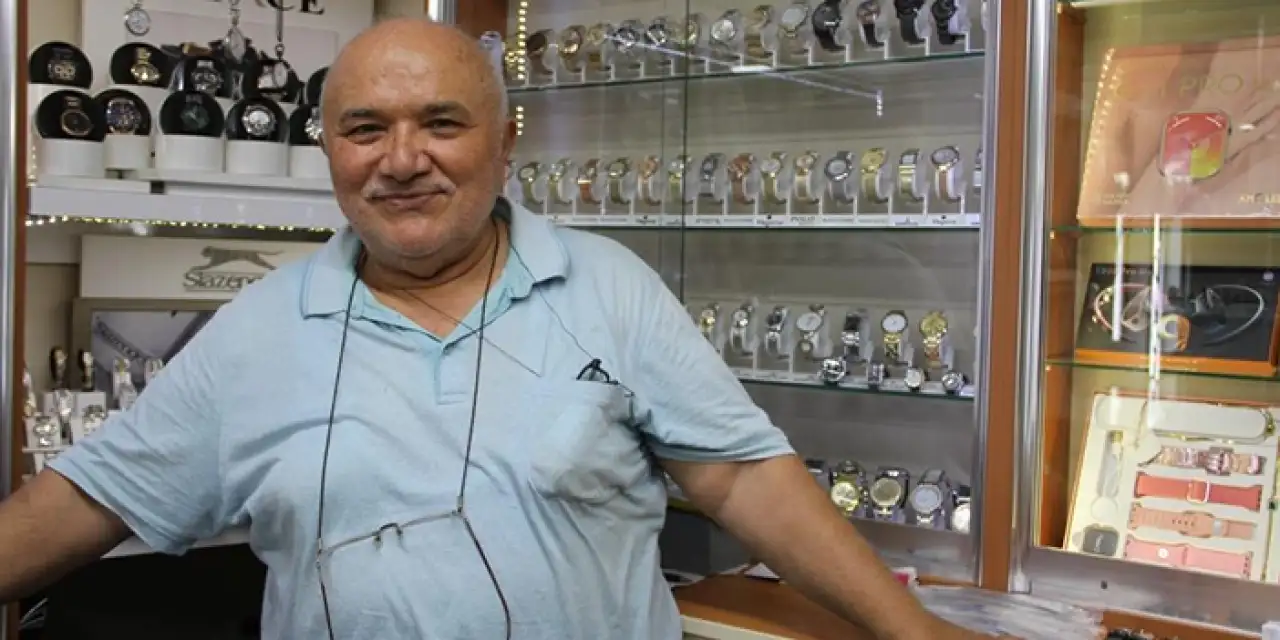 Samsun'da 42 yıllık saat ustası mesleğini oğluna devretti!
