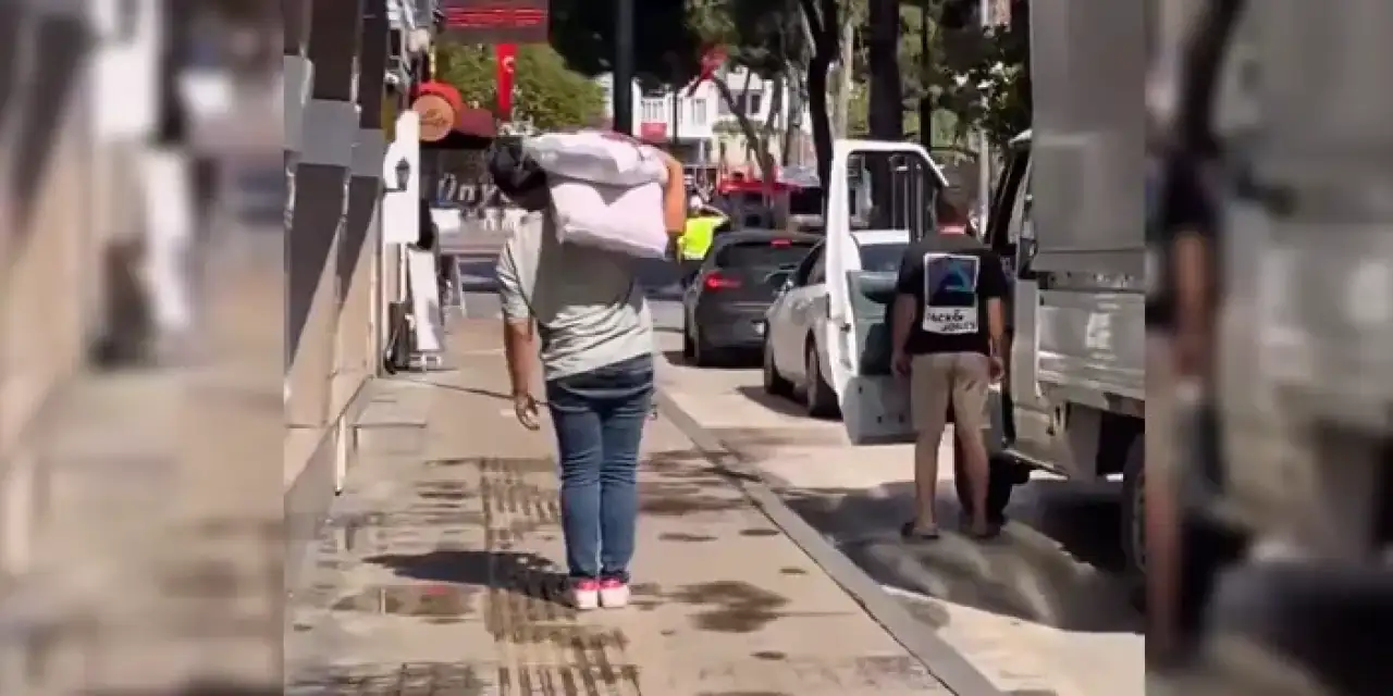 Sırtında un çuvallarıyla İstiklal Marşı’na saygı duruşu!