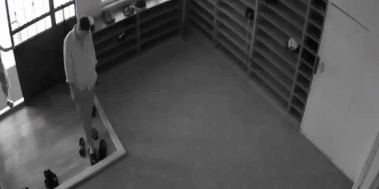 Samsun’da camiden terlik çalan hırsız kameraya yakalandı!