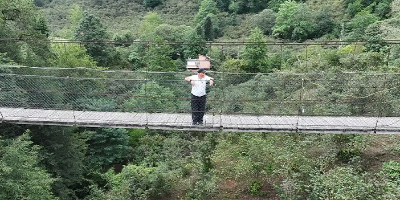 Babasının vasiyetini gerçekleştirdi! Camiye giden yola köprü inşa etti