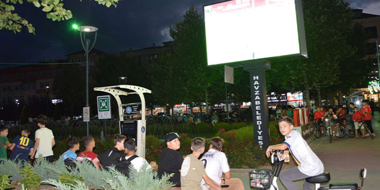 Samsun'un Havza ilçesinde vatandaşlar milli maçı dev ekrandan izledi!