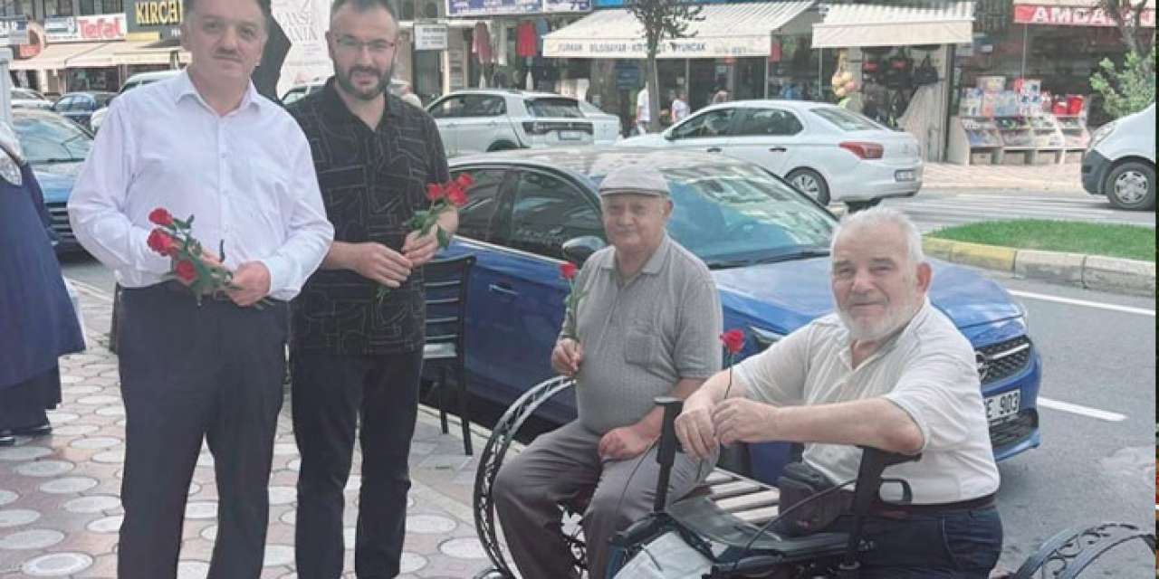 Samsun'da camiler haftası etkinliğinde vatandaşlara gül dağıtıldı