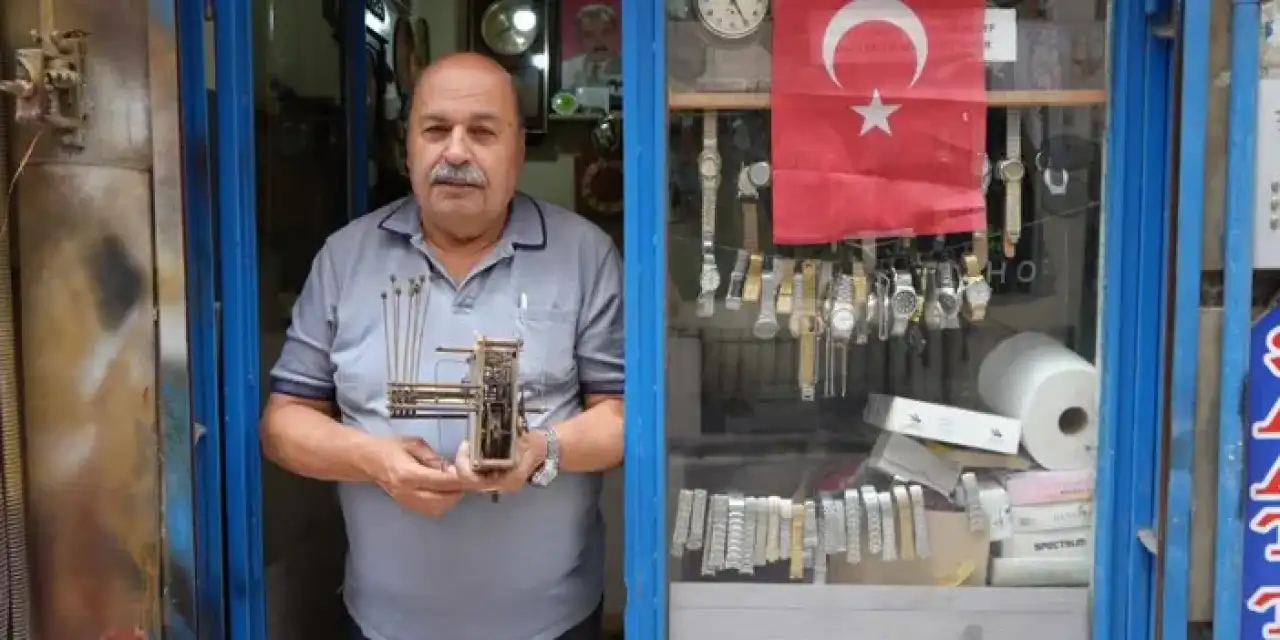 Samsun’da 4 metrekarelik dükkanında yıllardır saat onarıyor!