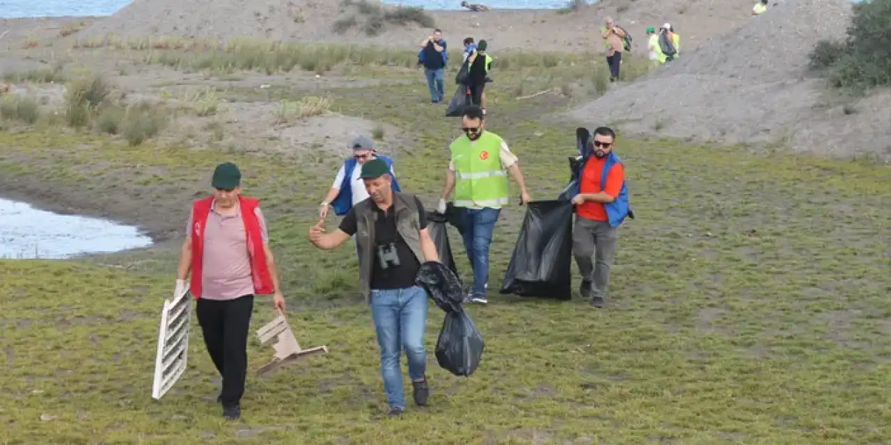 Samsun’da Kızılırmak Deltası’nda gönüllüler atık topladı!
