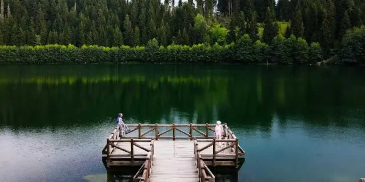 Artvin’de Karagöl ziyaretçilerini mest ediyor!