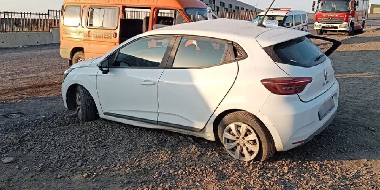 Samsun’da belediye minibüsü ile otomobil çarpıştı! 1'i ağır, 3 yaralı