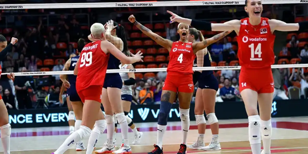 Türkiye - İtalya bayan voleybol takımları finalde karşılaşacak.