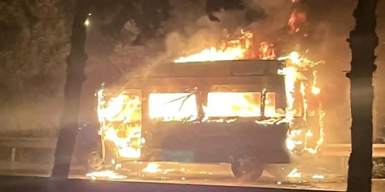 Samsun'da seyir halindeki minibüs alev aldı!