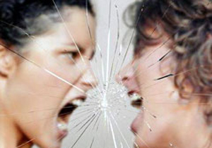 Kadınlar birbirlerine girdi