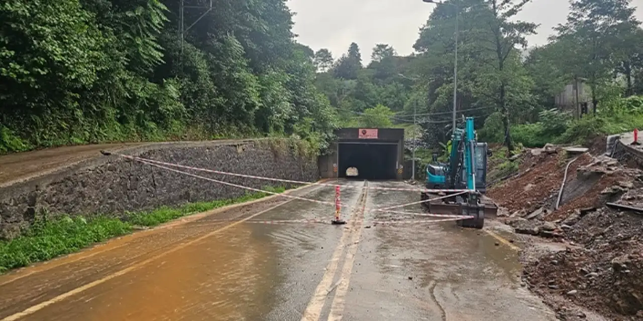 Arhavi'de yoğun yağış heyelan tehlikesini de beraberinde getirdi! Tünel trafiğe kapatıldı