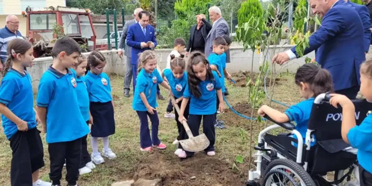 Samsun'da ilkokul öğrencilerine ilk gününde fidan dikim etkinliği!