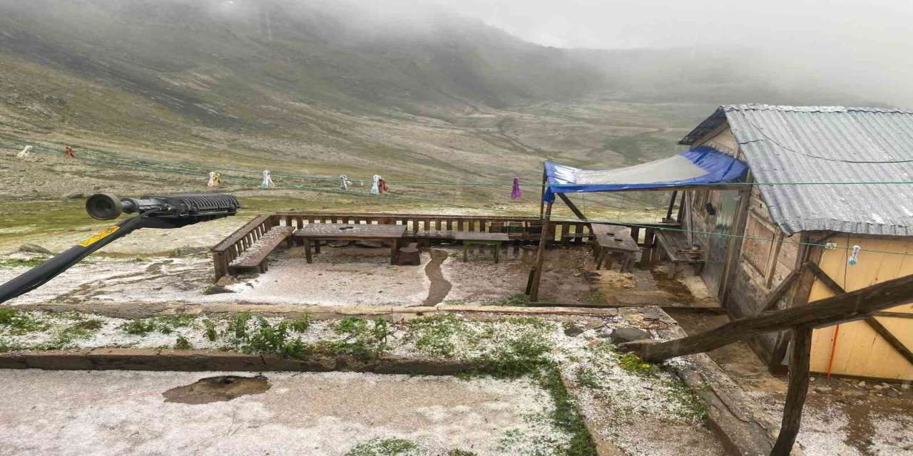 Kaçkar Dağı’na mevisimin ilk karı yağdı