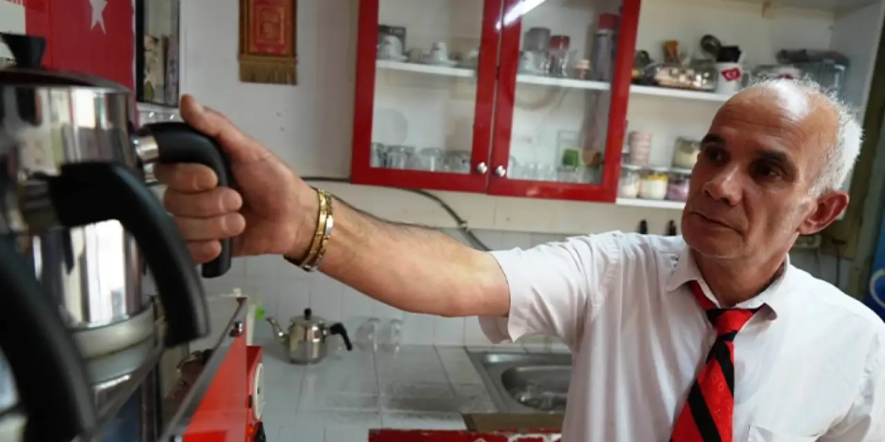 Samsun’da esnaftan alkışlanacak davranış: 30 yıldır kravatsız çay servisi yapmıyor!