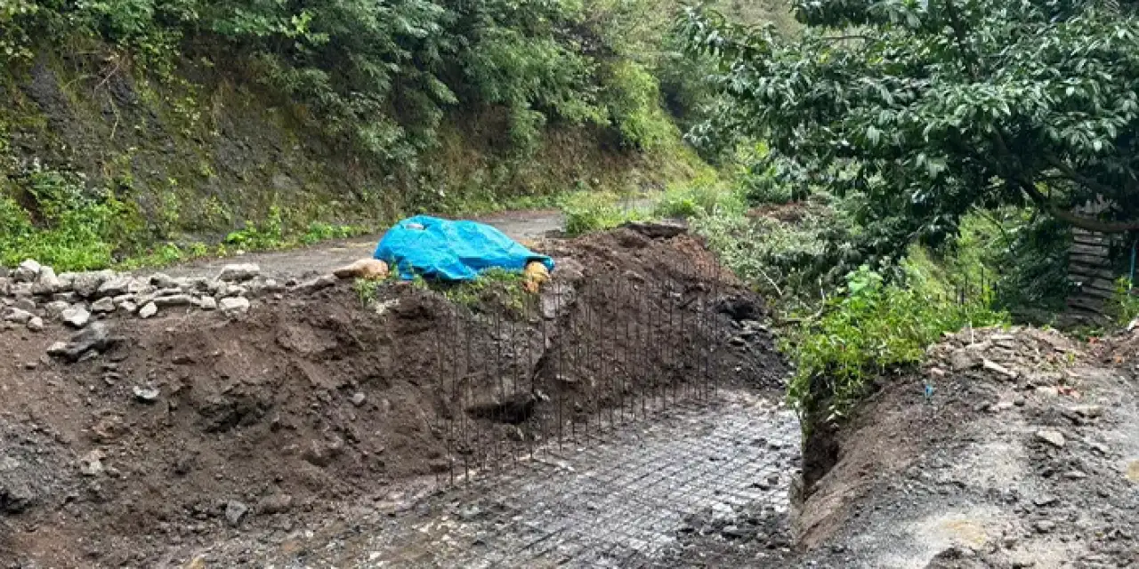Salıpazarı’nda Yol Seferberliği: Başkan Karaca Çalışmaları İnceledi