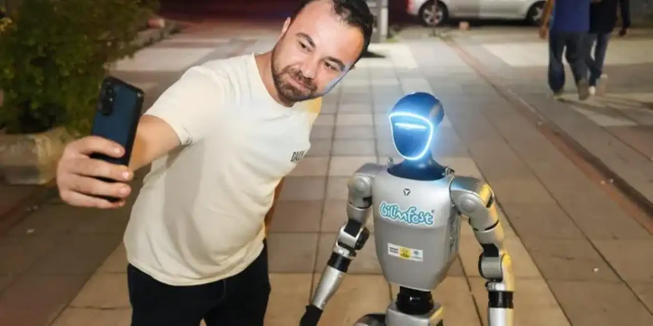 Samsun'da CANİKFESTMAN robotu vatandaşlarla buluştu!
