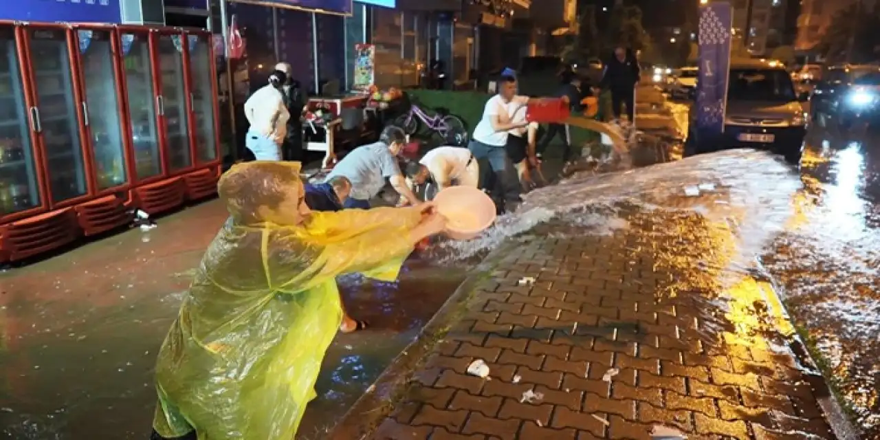 Samsun'da 1 saatte 124,8 kilo yağış! Sokaklar göle döndü, tramvaylar durdu