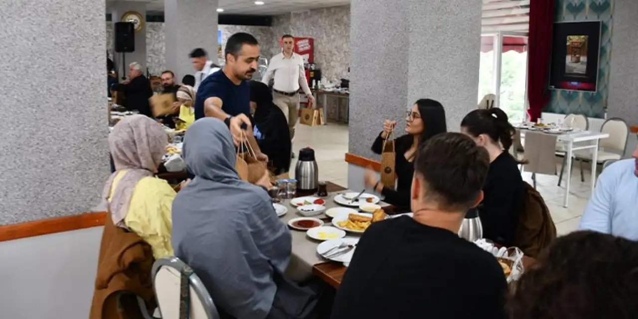 Samsun'da üniversiteyi kazanan öğrencilere kahvaltı sürprizi!