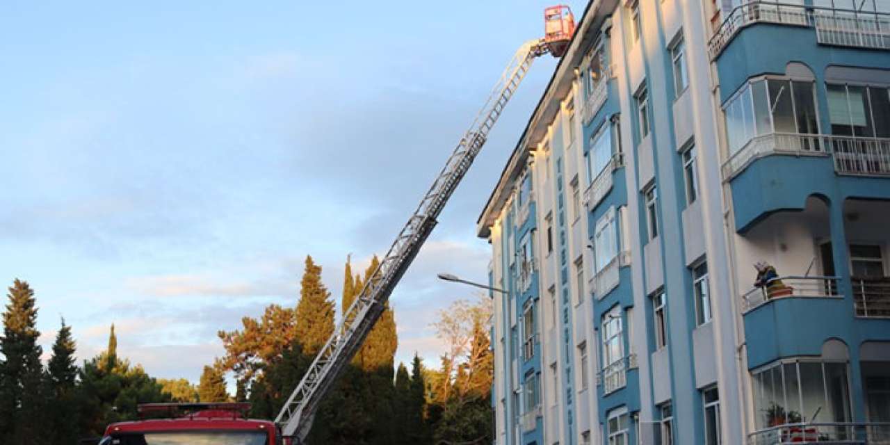 Ordu Ünye’de yangın alarmı! 6 katlı binanın çatısı hasar gördü
