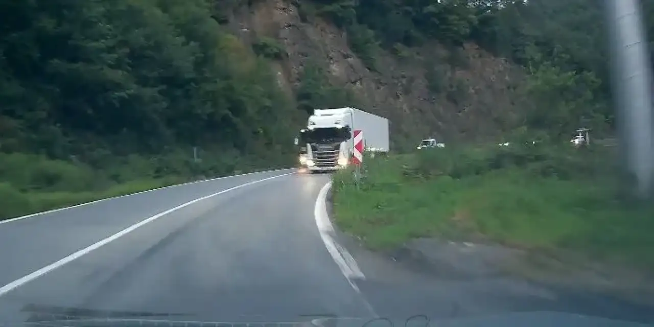 Artvin-Hopa yolunda tır faciası! Kıl payı atlatıldı