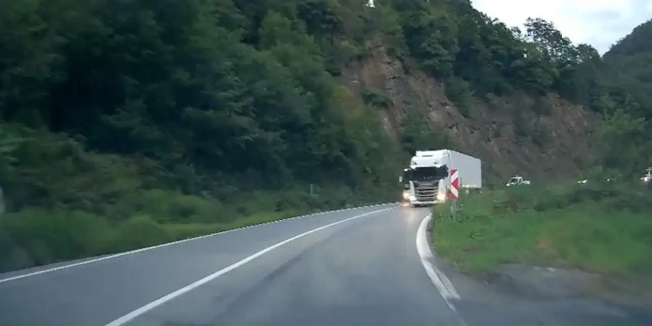 Artvin’de hatalı sollamanın cezası kesildi!