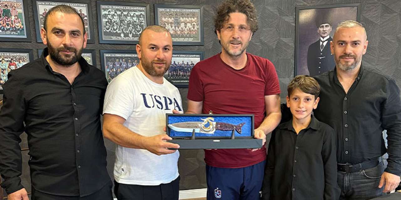 Trabzonspor logolu özel bıçak Fatih Tekke’ye hediye edildi!