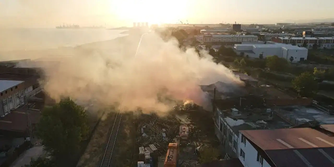 Samsun'da bir fabrikada çıkan yangını soğutma çalışmaları devam ediyor!