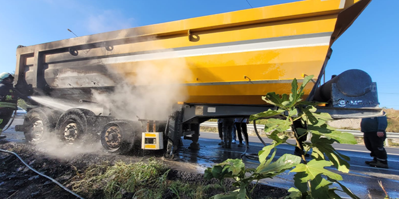 Samsun Bafra’da seyir halindeki tırın lastikleri alev aldı!