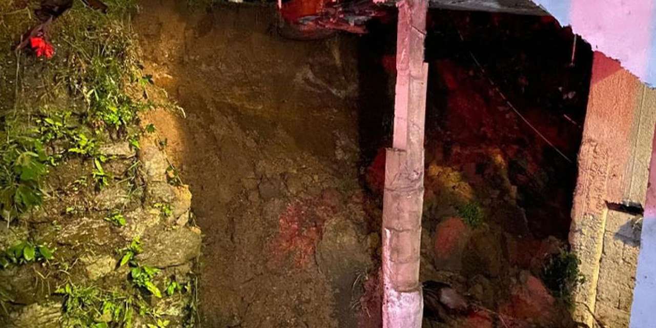 Hopa’da sağanak sonrası istinat duvarı çöktü!