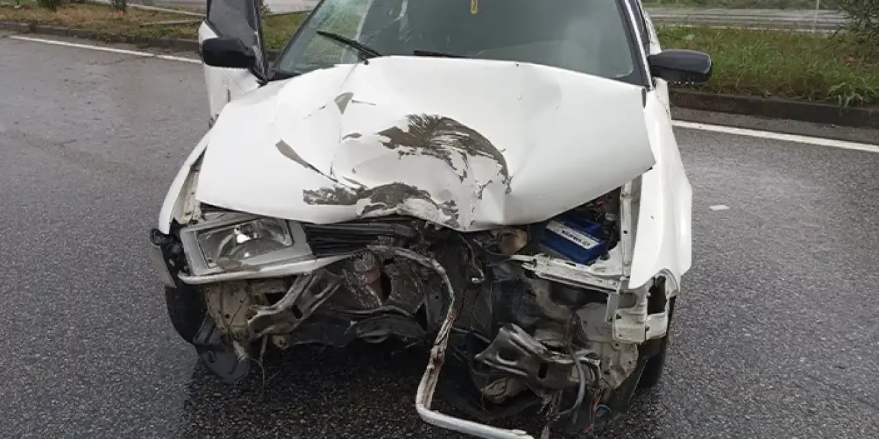 Samsun'da kaza! otomobil aydınlatma direğine çarptı