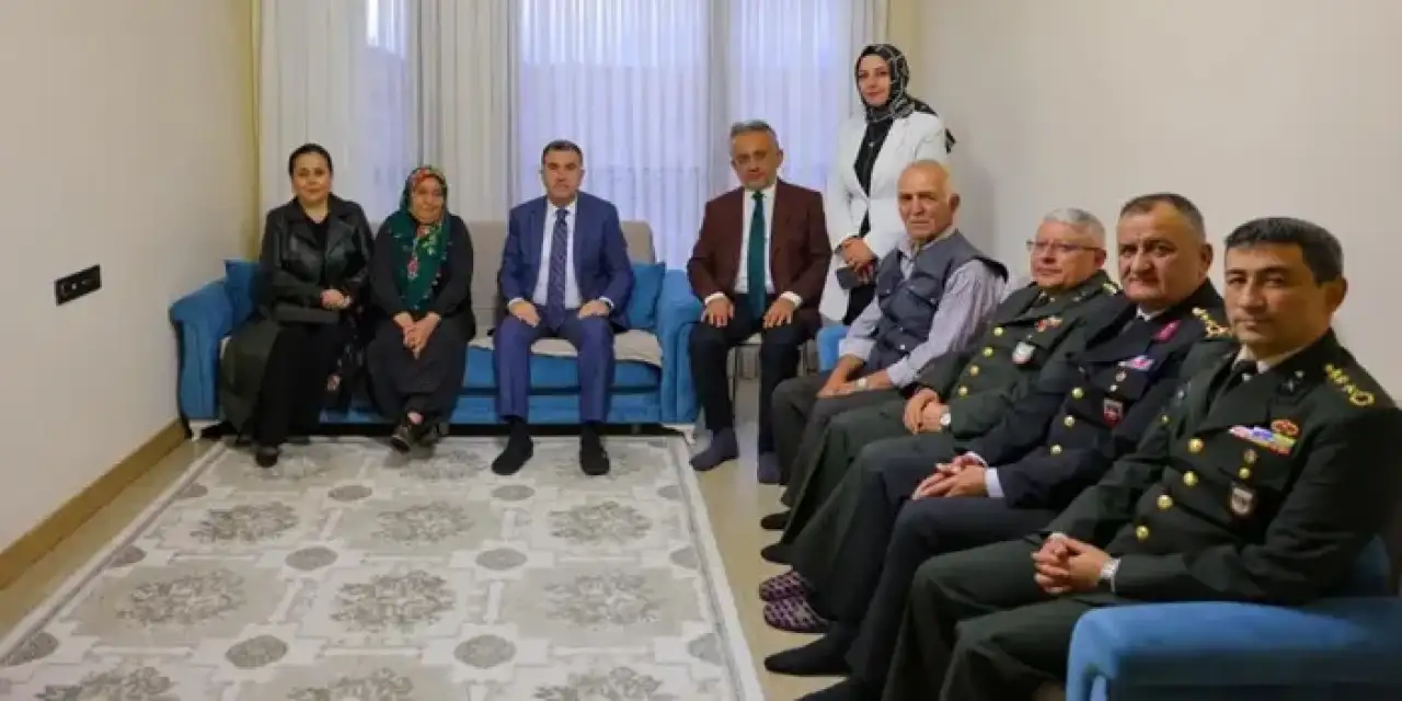 Bayburt Valisi Eldivan Kıbrıs Gazisi ve şehit ailesiyle bir araya geldi!