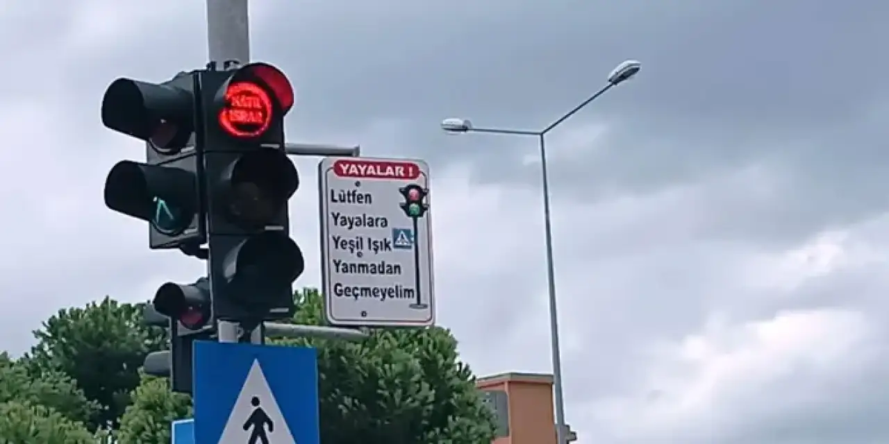 Samsun'da trafik lambalarında 'özgür Filistin' ve ' katil İsrail' mesajı