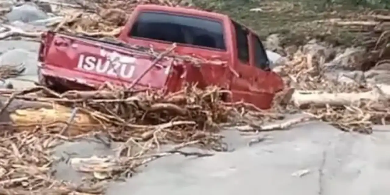 Rize’de 2 araç sel sularına kapıldı!