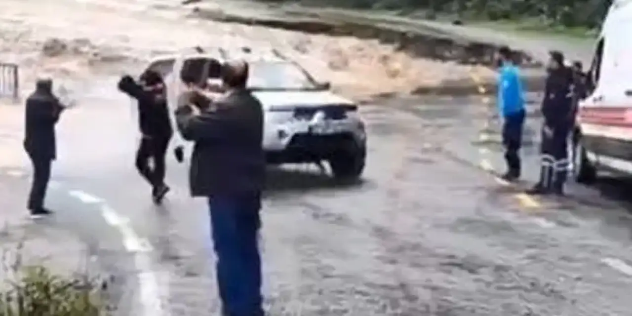 Artvin’de selde yaralanan kişi ambulansa ulaştırıldı!