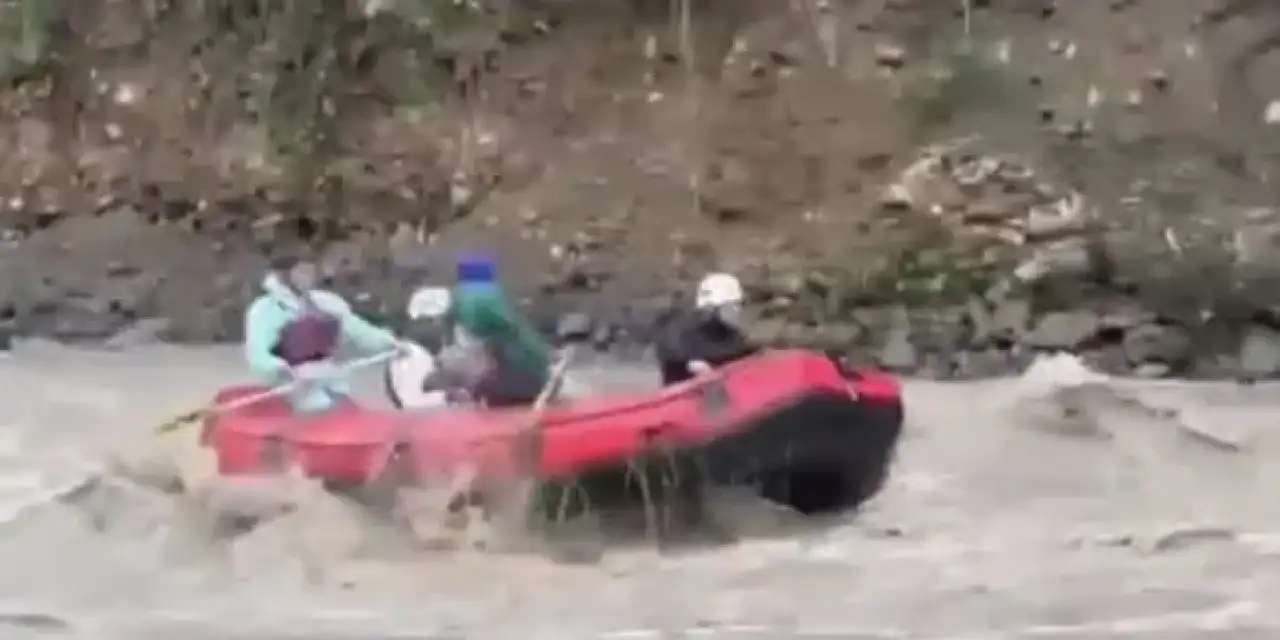 Rize’de etkili olan fırtınada rafting keyfi yaptılar!