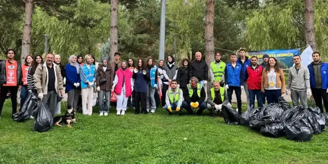 Bayburt’ta gönüllülerden çevre temizliği!