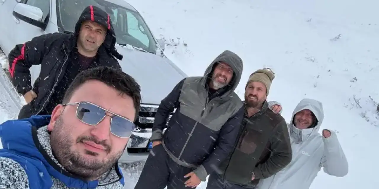 Artvin’de yayla yürüyüşü yapan gruba kar sürprizi!