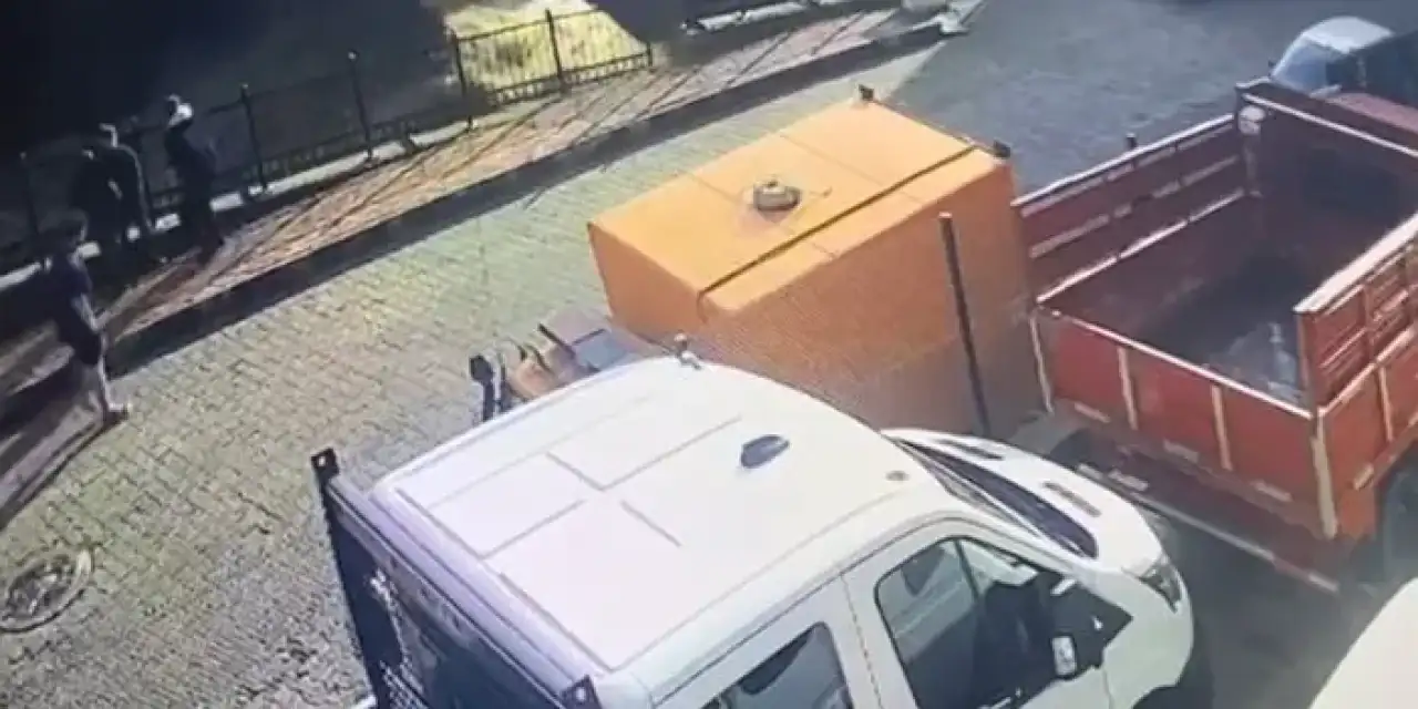 Artvin’de tarihi köprünün yıkılma anı kamerada!