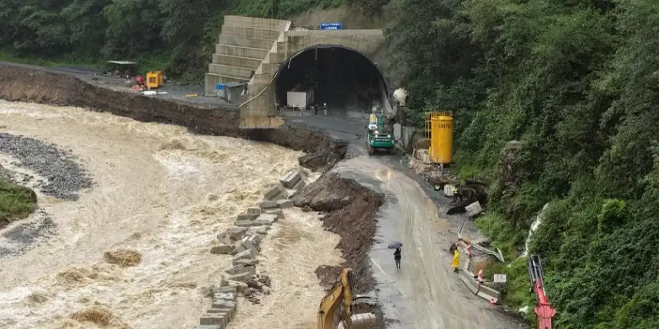 Rize’de heyelanla yıkılan Ayder yolu onarılıyor!