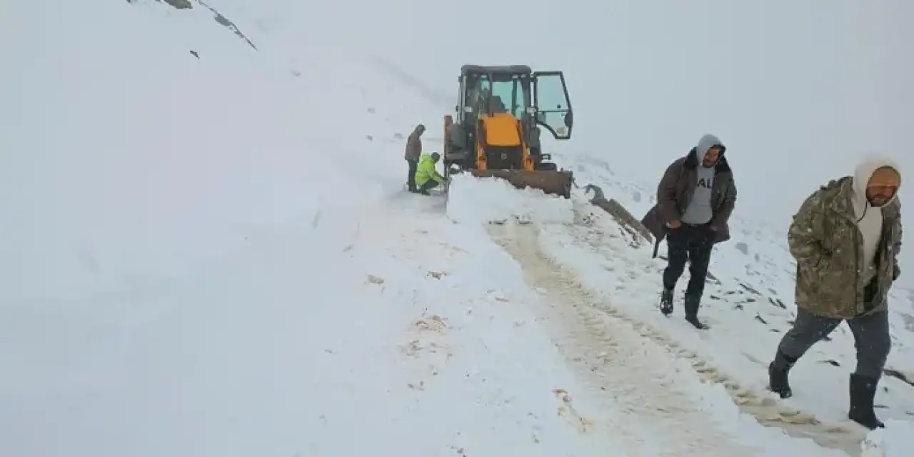 Bayburt’ta sürüsüyle karda mahsur kaldı! Çobanın imdadına koşuldu